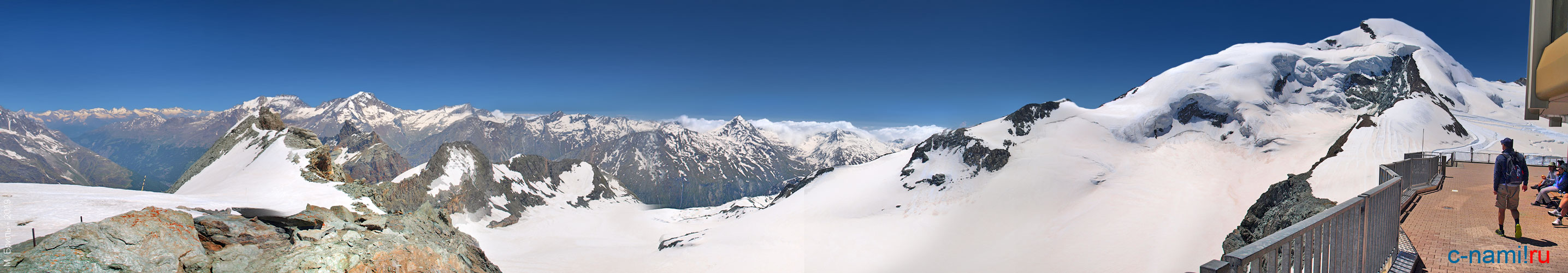 Вид сверху на Альпы в Заас-Фе